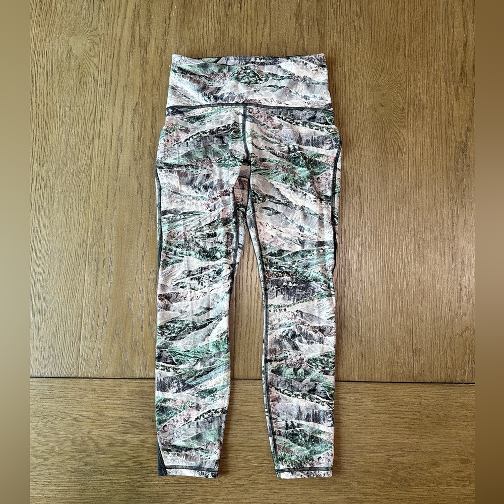 Lululemon Crop Leggings Size 6 Multi Print - Picture 1 of 11